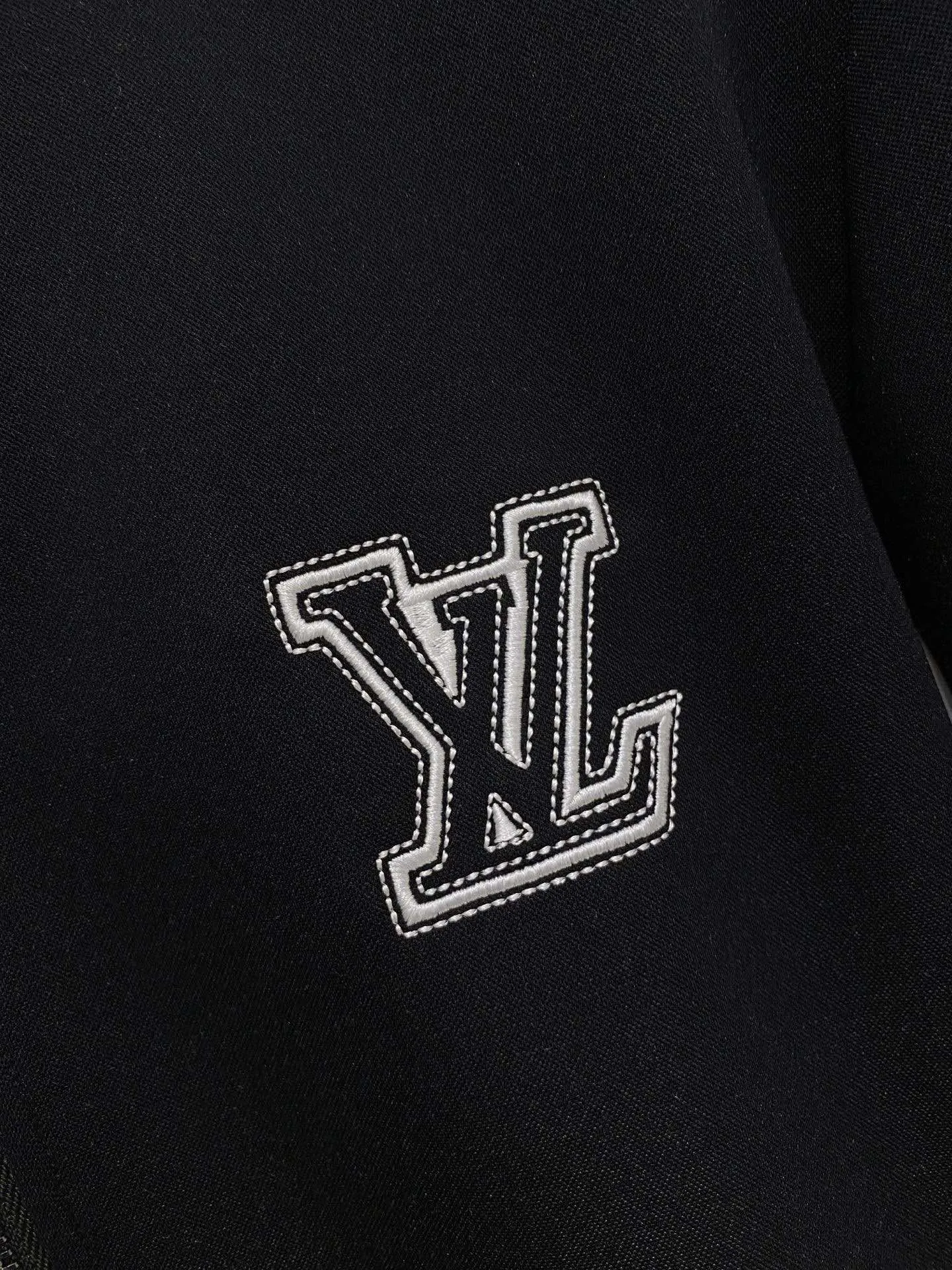 🅿️720 [LV Louis Vuitton] hot-selling suit is coming. Focus on the original version of the official website. 2025 new hot-selling cardigan and sweatshirt suit. The original order is the best. 🇭🇰The meticulous work of top designers. Just for a fitting and perfect upper body effect. All-natural high-quality Tencel Roman cotton 100%, close-fitting comfort, noble and elegant! Original hardware embodies elegance and nobility! Counter size: M-3XL (maximum wear up to 190 pounds)